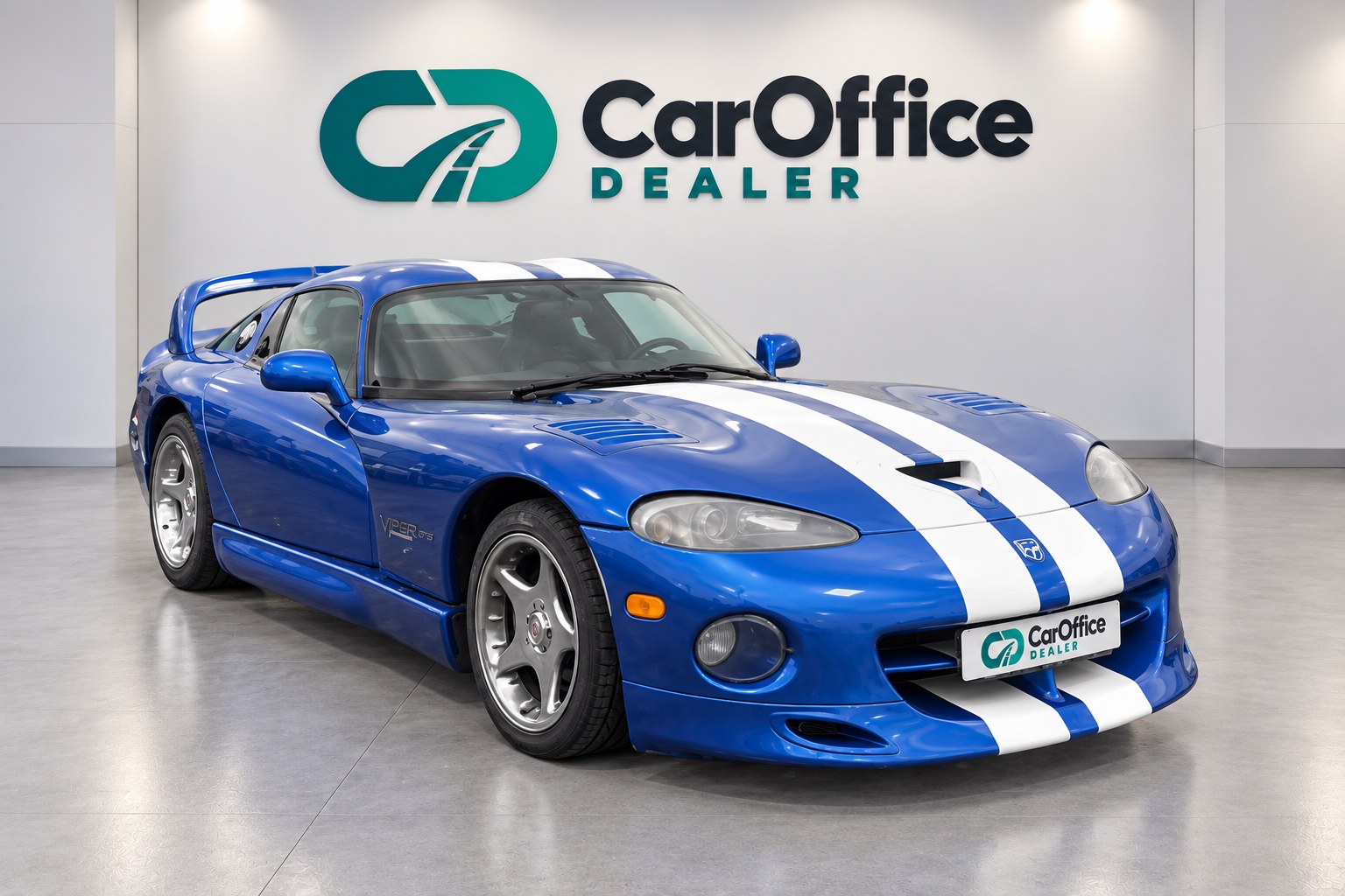 Modrý Dodge Viper s bílými pruhy po úpravě ve fotokoutku CarOffice Dealer